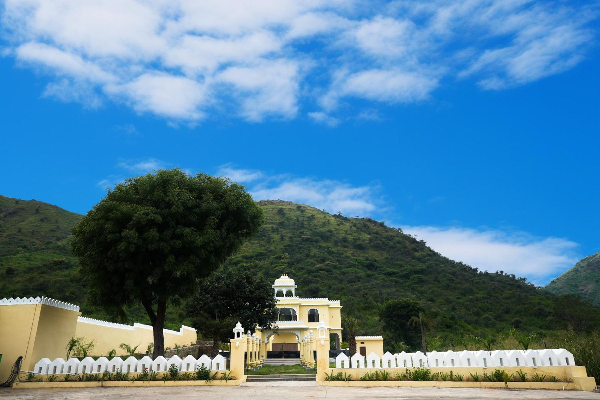 Maangarh Resorts Udaipur Bagian luar foto
